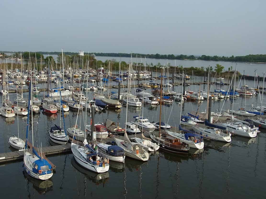 Blick auf den Hamburger Yachthafen und Elbe